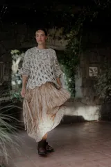 Pollera larga de corte amplio con acabado texturizado y efecto arrugado, confeccionada en tela con caída fluida y cintura elástica.