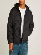 Campera acolchada negra con capucha, cierre frontal con cremallera y dos bolsillos laterales.
