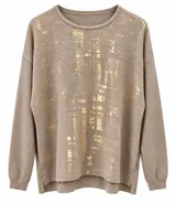 Sweater de punto color visón con efecto metalizado dorado estampado en el frente, cuello redondo, mangas largas y hombros caídos.