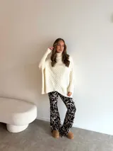 Pantalón tipo oxford de tiro alto con estampado abstracto de manchas orgánicas, confeccionado en tela de viscosa con caída fluida.