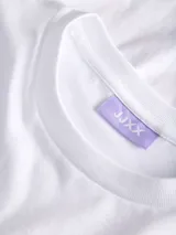 Remera de cuello redondo y mangas cortas, con calce holgado y confeccionada en algodón. Presenta una estampa frontal con diseño de frutillas y la frase 'Home Grown - You are my jam'.