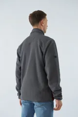 Campera polar para hombre de corte recto, con cuello alto, cierre frontal completo, bolsillos laterales con cierre y logo estampado en el pecho.