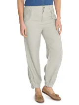 Pantalón de tiro alto confeccionado en lino orgánico, con diseño de bolsillos frontales con solapa, corte holgado y puños elásticos en los tobillos.