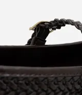 Zapatos chatitas de mujer tipo Mary Jane de la marca Satinato, color marrón oscuro con textura trenzada y tira superior con hebilla metálica dorada.