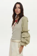 Blusa de rib y popelina color blanco, con calce al cuerpo, escote cuadrado y mangas voluminosas con volados.
