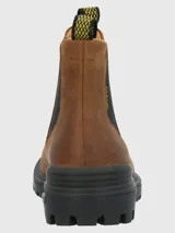 Bota tipo Chelsea de cuero descarne color marrón, con paneles laterales elásticos negros y suela de goma dentada negra con tecnología de amortiguación.
