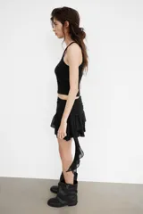 Top de punto con cuello halter y escote redondo, sin mangas y diseño ajustado.