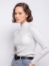 Polera de tejido de punto con diseño de textura tramada y pequeños puntos calados, de corte ajustado al cuerpo y cuello alto.