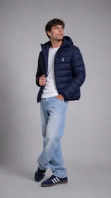 Campera puffer azul marino con capucha, diseño acolchado horizontal, cierre frontal y logo bordado en el pecho.