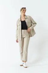 Sobrecamisa negra de efecto cuero con bolsillos frontales y botones a tono.