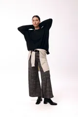 Sweater de punto con cuello redondo, mangas largas con hombros caídos y silueta relajada.