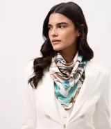 Pañuelo cuadrado de satén blanco con estampado floral en tonos marrones y celestes, con borde ancho en color turquesa.