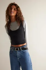 Top negro ajustado al cuerpo, de escote redondo y sin mangas.