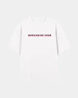 Remera marrón oversize con diseño gráfico estampado en la espalda que incluye la inscripción "Kaboa" y fechas de gira mundial.