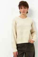 Sweater de punto negro con cuello redondo, manga larga con puños elásticos y diseño de franjas horizontales tramadas.