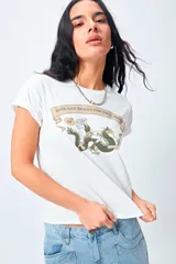 Remera blanca de manga corta con estampa frontal ilustrada y la frase 'Save the drama for your mama'.