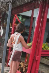 Top negro de tejido de punto con escote halter y lazada frontal ajustable. Presenta un diseño ajustado al cuerpo.