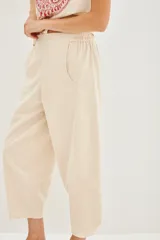 Pantalón tipo babucha de algodón, con corte holgado, cintura elástica y puños ajustados en los tobillos.