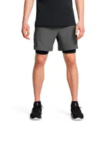 Short deportivo Under Armour Vanish Woven 2N1 para hombre, color gris. Cuenta con calza interior negra ajustada y short exterior holgado de secado rápido. Logo de la marca en la pierna izquierda.