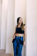 Pantalón de cuero con estampado de serpiente en tonos amarillos y negros, de corte recto y tiro medio. Presenta bolsillos delanteros aplicados en contraste de color y aberturas en el bajo.