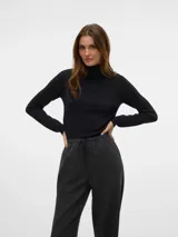 Sweater de punto con cuello alto y mangas largas, de diseño ajustado con puños acanalados y sutil acabado brillante integrado en el tejido.