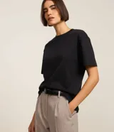 Remera básica de algodón pima color blanco, de manga corta, cuello redondo y diseño liso.