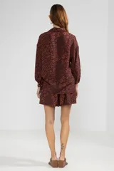 Shorts color chocolate con estampado animal, cintura elastizada, pliegues al frente y bolsillos laterales.