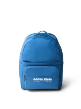 Mochila azul de poliéster con múltiples compartimentos, correas acolchadas y logo gráfico de Calvin Klein en la parte frontal.