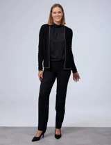 Cardigan tejido negro con ribete de cadena dorada.