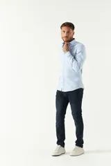 Camisa blanca de hombre, de corte slim, con cuello italiano y logo bordado.