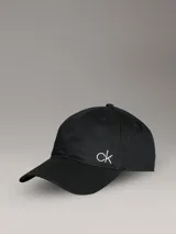 Gorra de béisbol negra con visera curva y cierre ajustable trasero. Presenta el logotipo 'ck' bordado en hilo blanco en el panel frontal.