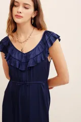 Vestido largo color azul marino con escote redondo, volados en el pecho y mangas cortas con volados. Cuenta con cordón ajustable en la cintura y falda larga fluida.