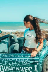 Remera corta blanca con mangas cortas celestes y logo estampado en el pecho.