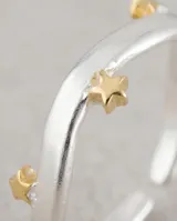 Anillo de plata 925 con diseño ondulado y detalles de pequeñas estrellas con baño de oro.