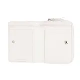 Billetera compacta Marc Jacobs, modelo The Mini Compact, en color rosado claro. Presenta un diseño plegable con cierre perimetral, múltiples ranuras para tarjetas y compartimentos internos, confeccionada en cuero premium.