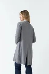 Saco largo de punto color negro, sin botones y con dos bolsillos pequeños al frente.