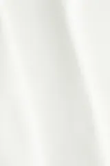 Top strapless de punto con escote recto y detalle de peplum acampanado en la cintura. Cuenta con reborde interno de silicona para mayor sujeción.