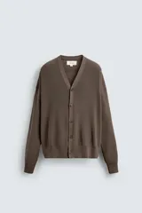 Cárdigan de hombre color marrón oscuro, de corte regular fit, tejido en estructura compacta con cuello pico, manga larga y cierre frontal de botonadura.