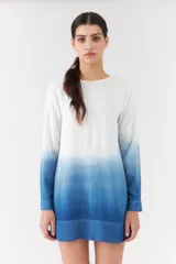 Vestido corto con diseño degradado en tonos blanco y azul, de corte recto, manga larga y cuello redondo.