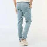 Pantalón chino slim color azul, de corte ajustado, con bolsillos laterales y traseros, ideal para un look casual o formal.