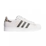 Championes Adidas Superstar de diseño clásico, color blanco con las icónicas tres tiras laterales en tono gris oscuro. Presenta detalle de estampado animal print en el talón y puntera de goma reforzada.