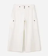 Pantalón cargo de sarga color blanco, corte palazzo amplio y fluido, con bolsillos laterales con solapa y cierre frontal con botones.