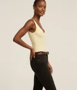 Blusa básica sin mangas de punto acanalado color amarillo claro, con escote en V y tirantes medianos, marca Marfinno.