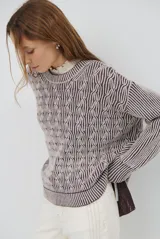 Buzo reversible de tejido de punto con diseño de trenzas, cuello redondo y mangas largas. Presenta una combinación de colores en contraste, con un lado en violeta y el otro en marrón oscuro.
