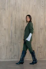 Pantalón de vestir color crema con raya diplomática vertical, corte recto y tiro medio.