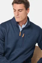 Buzo de felpa con interior de polar, diseño de medio cierre frontal, cuello alto y bolsillos laterales y en el pecho con cierres.