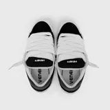 Zapatillas urbanas Venefo color negro con cordones blancos anchos, suela blanca y detalle lateral bordado en blanco.