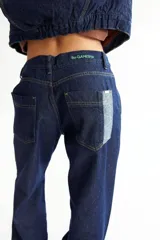 Pantalón de jean azul oscuro, de corte baggy y tiro bajo, con pespuntes a contratono color verde lima y logo bordado en el bolsillo trasero. Confeccionado en denim 100% algodón.
