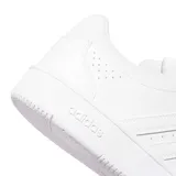 Championes urbanos Adidas modelo Hoops Classic, color blanco. Diseño de inspiración basquetbolística con las tres tiras laterales características, perforaciones en la puntera para mayor ventilación y suela de goma resistente.
