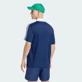 Camiseta Adidas Archive Collar Engineered de manga corta, color azul marino con diseño de finas rayas verticales tono sobre tono. Presenta cuello polo en V y cuello en color blanco, con las icónicas tres tiras de la marca en los hombros y mangas, y el logo de Adidas Originals estampado en el pecho en color blanco.